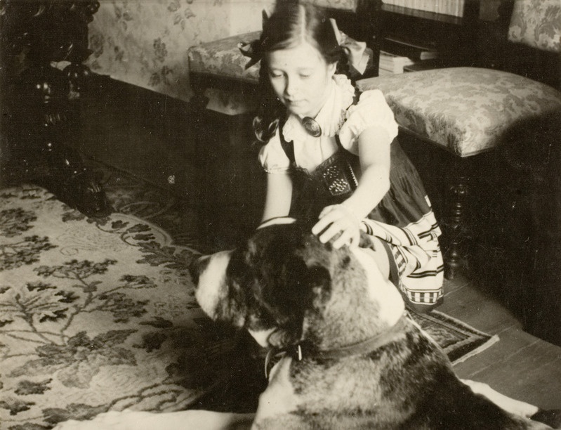 Rahvariietes tüdruk koeraga, 1941. aasta