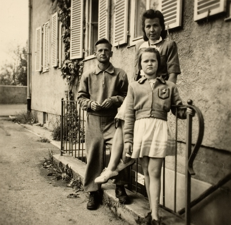 Perekond Rünk Memmingenis lennuväe kasarmu ees, milles asus eestlaste laager, august 1947.