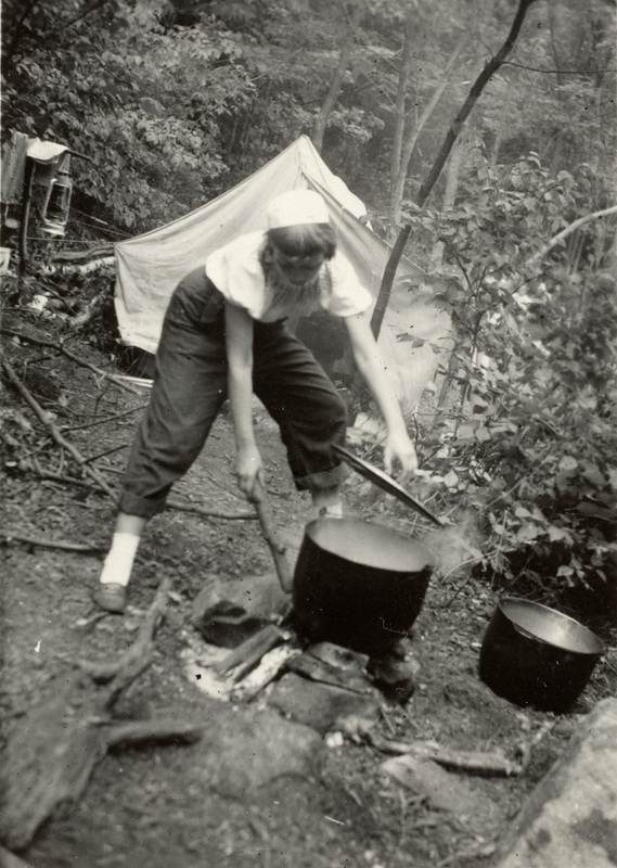 Helle Puupill Laanekuru gaidilaagris, Toronto ligidal, 1954.