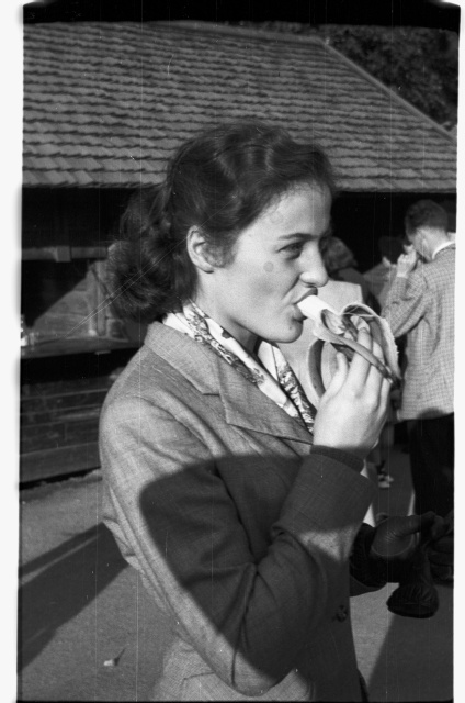 Gun-Britt Bäckman banaani söömas