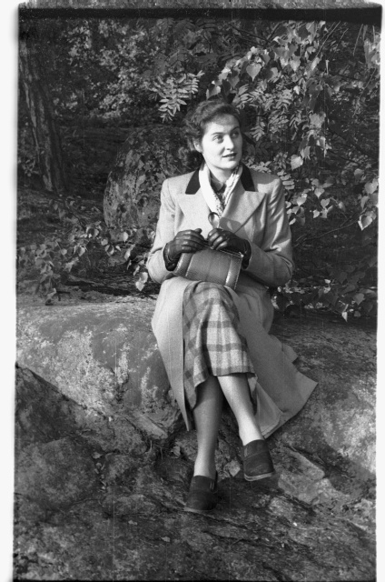 Gun-Britt Bäckman kivil istumas