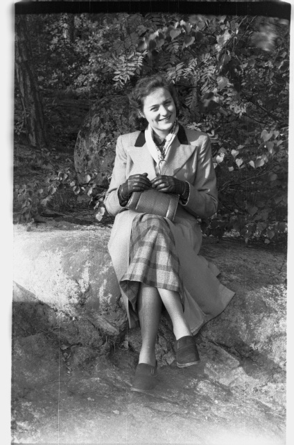 Gun-Britt Bäckman kivil istumas