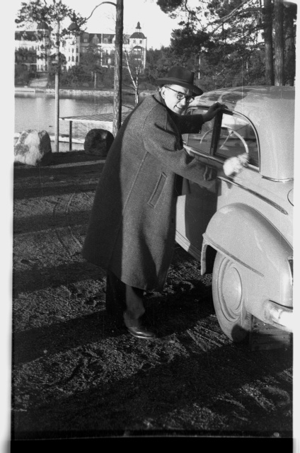 Hans Teetlaus Elmar Minnuse ja Aina Wallmarciga? väljasõidul järveäärde