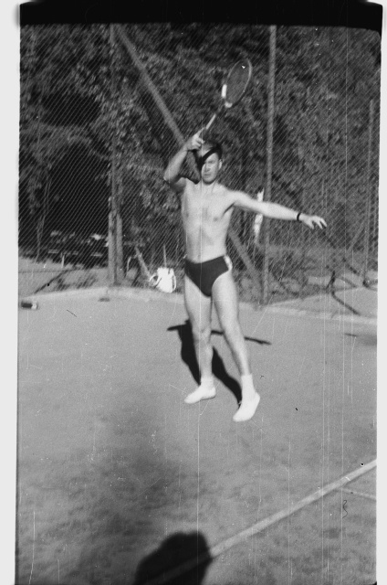 Hans Teetlaus sõpradega tennist mängimas