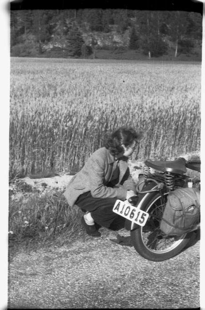 Gun-Britt Bäckman mootorratta kõrval