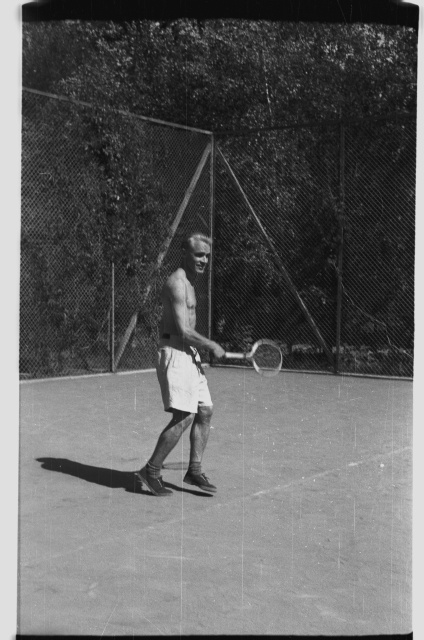 Hans Teetlaus sõpradega tennist mängimas