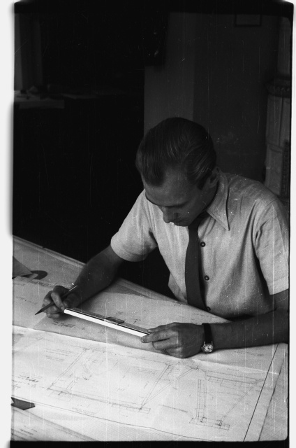 Hans Teetlausi kolleeg Vattenbyggnadsbyrånist oma töölaua taga