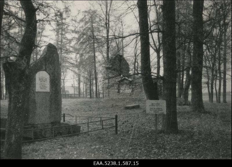 Von Tollide matusepaik perekonna kalmistupargis Kukruse mõisa juures