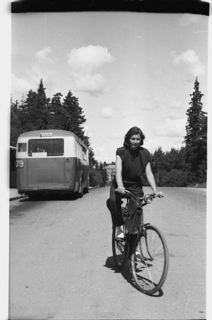 Urve Ojamäe jalgrattaga Björkhagenis Rootsis