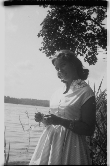 Thea Tarjus järve ääres