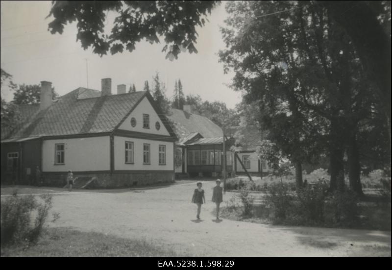 Tilsi mõisa peahoone, vaade esiküljele