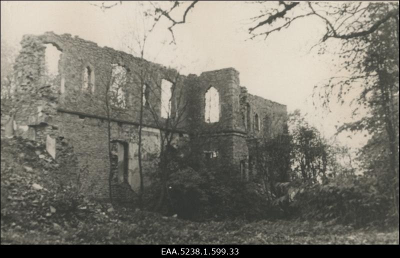 Pööravere mõisa peahoone varemed