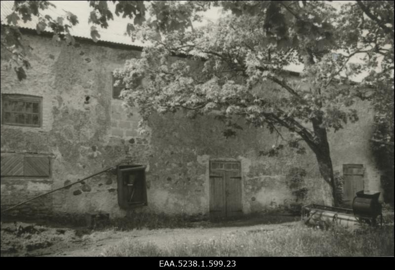 Paadrema mõisa ait