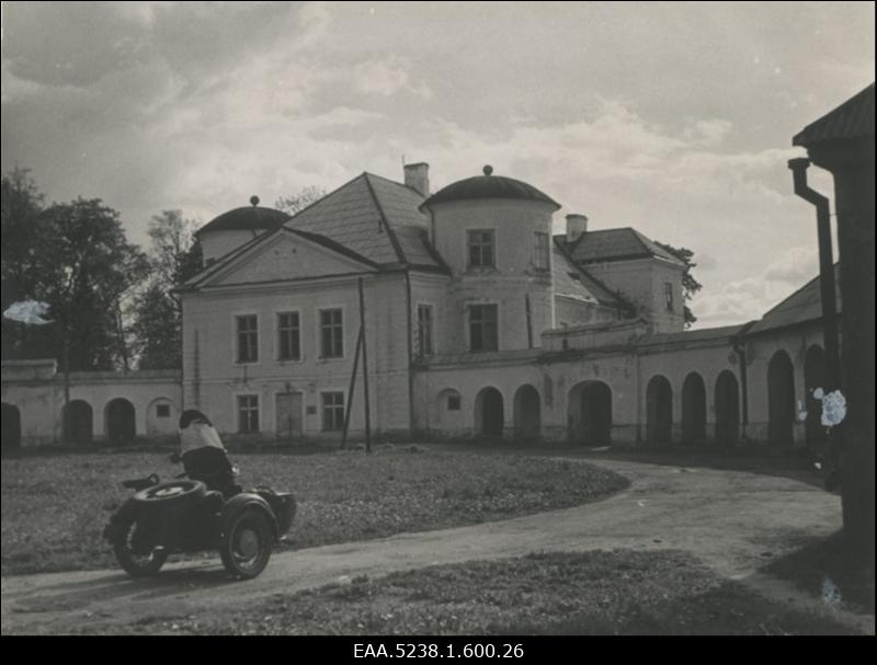 Kiltsi mõisa peahoone esikülg, vasakul mootorratas