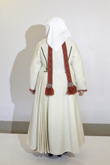 Naine setu rahvariietes