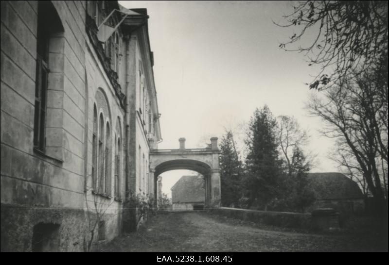 Malla mõisa peahoone portikus