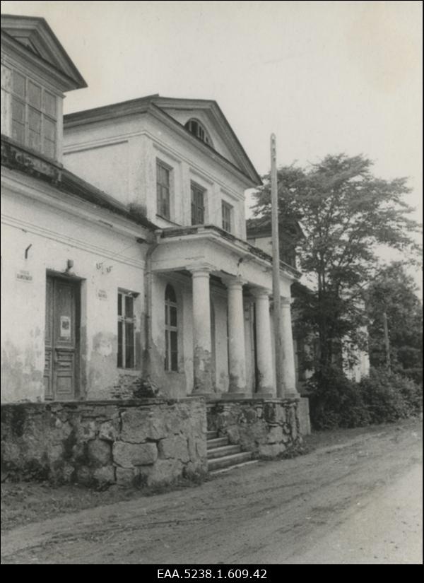 Vohnja mõisa peahoone portikus
