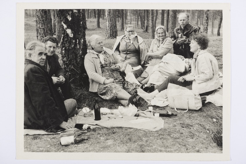Piknik-puhkehetk Kauksi rannas 1965