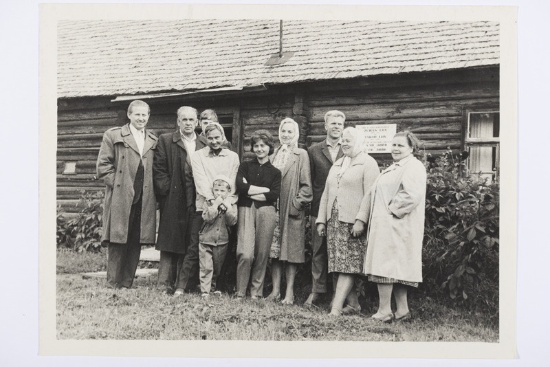 Ekskursioonil Juhan Liivi sünnimaja juures 1965