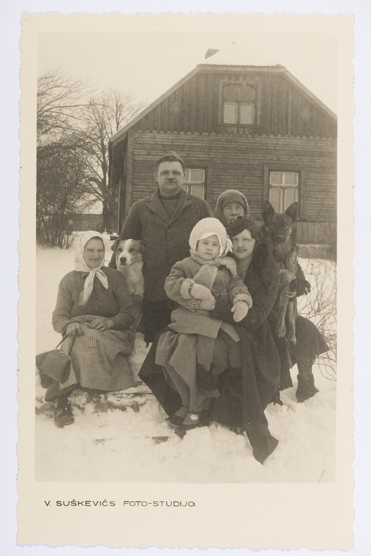 Talvine perepilt taluõues