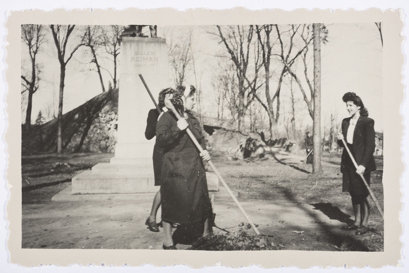 TRÜ teenistujate puhastusaktsioon Toomemäel Villem Reimani ausama juures 1948