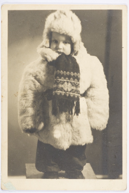 Laps kasuka ja karvamütsiga