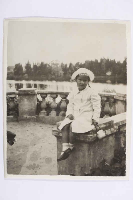 Väike tüdruk Raadi pargi terassil