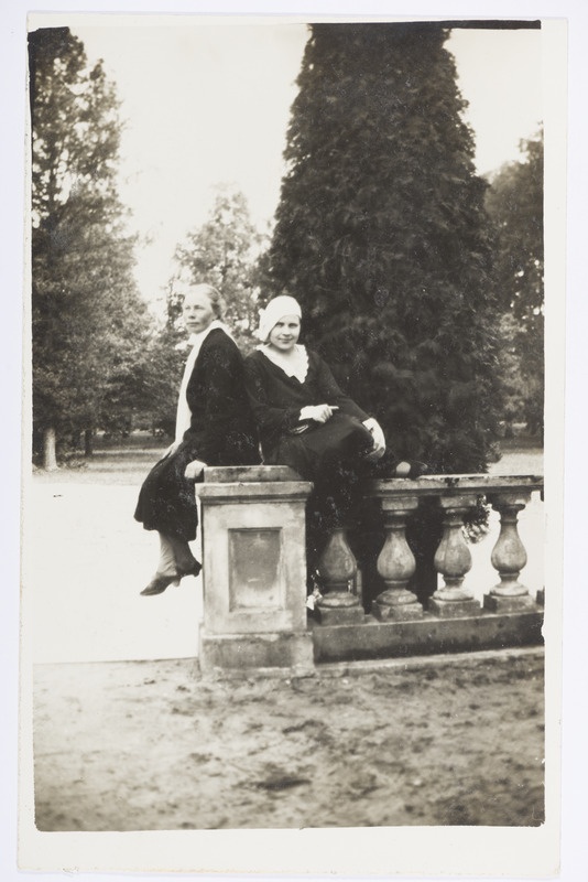 Rosali Vister ja Raja Kotik Raadi pargis 1934