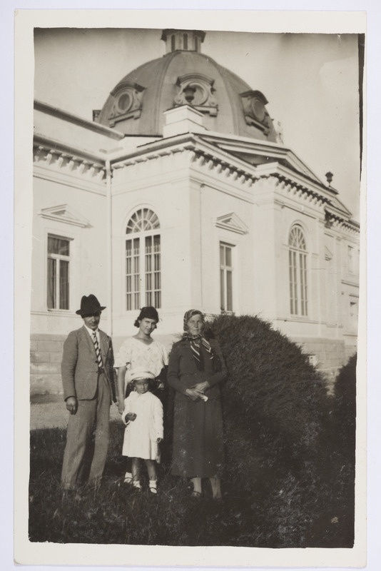 Perepilt Raadi mõisa juurest