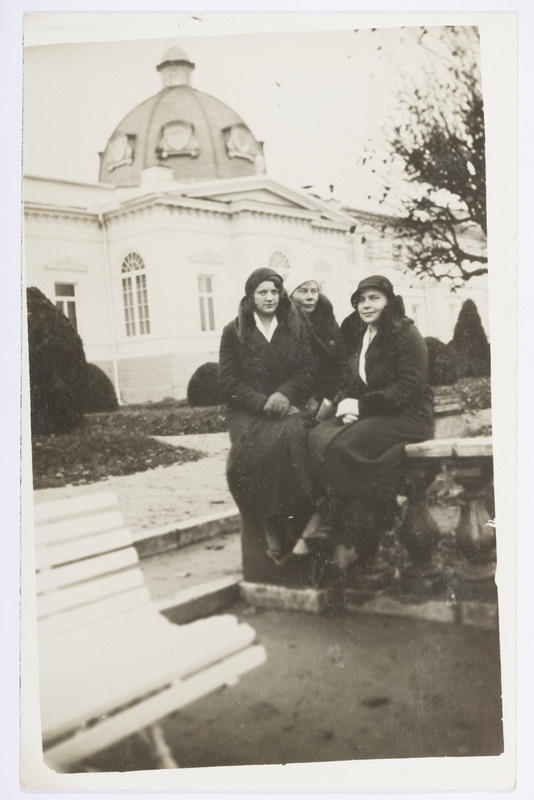 Minni Viitok, Rosali Vister ja Raja Kotik Raadi mõisa ees