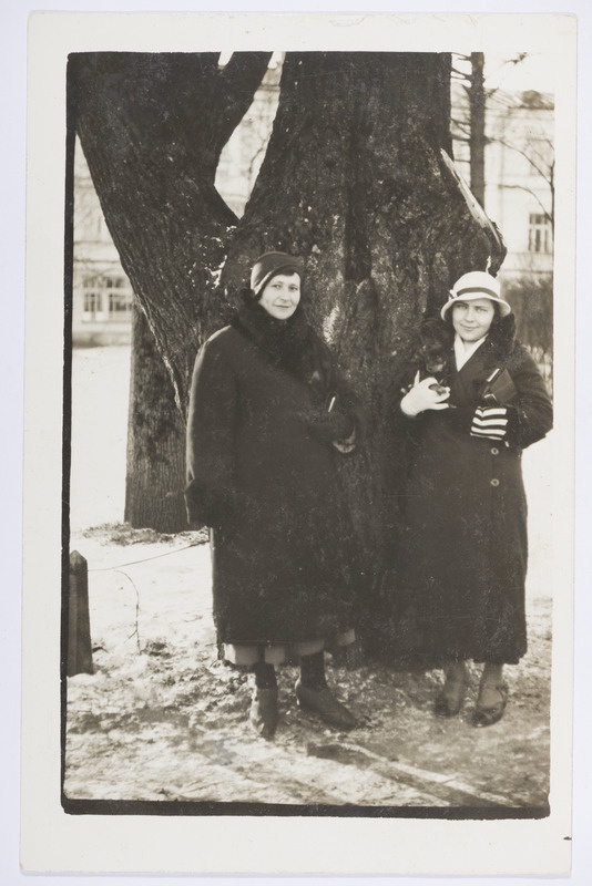 Raja Kotik ja Ida Petrov Tartus Toomemäel 1934