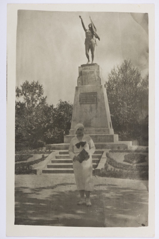 Raja Kotik valgas Kuperjanovi mälestussamba juures 1934