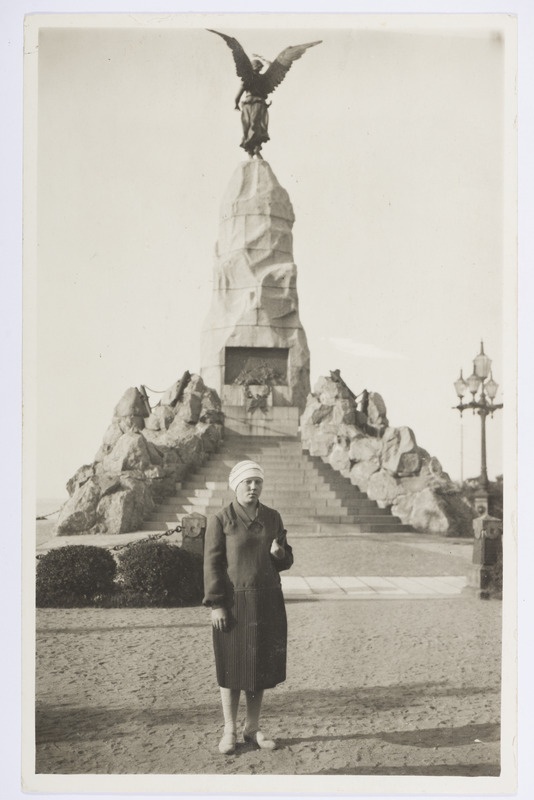 Raja sõber Olly Russalka mälestussamba juures 1930