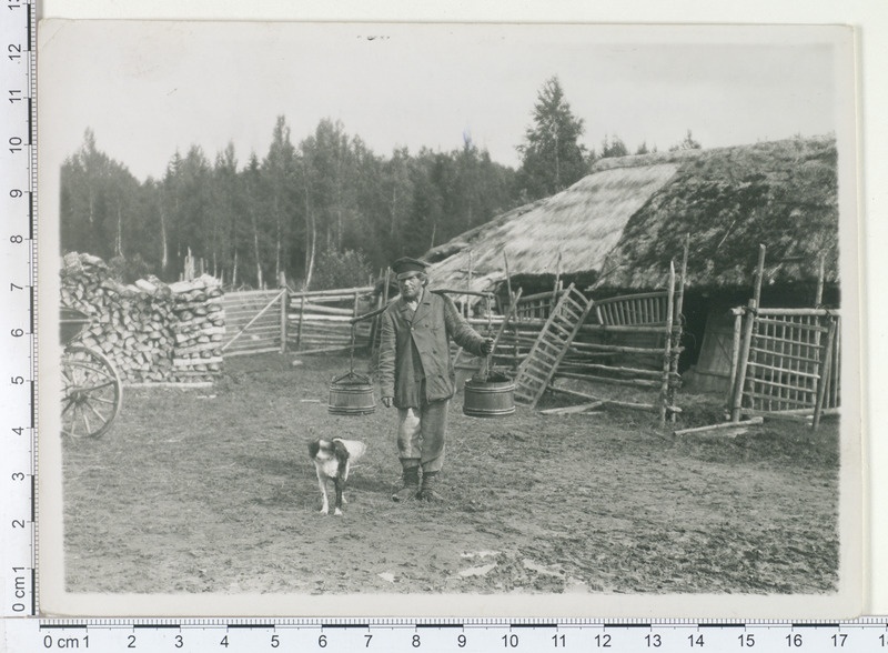 Vorbuse, taluõuel mees pangedega 1898