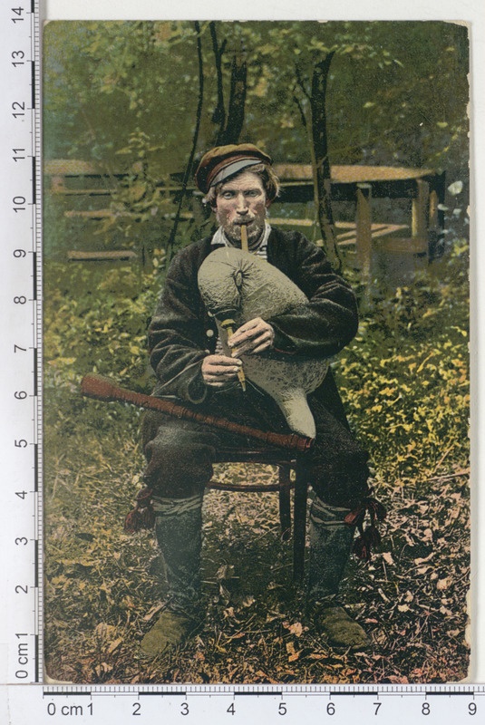 Torupillimängija Tiisu Hindrik Hiiumaalt