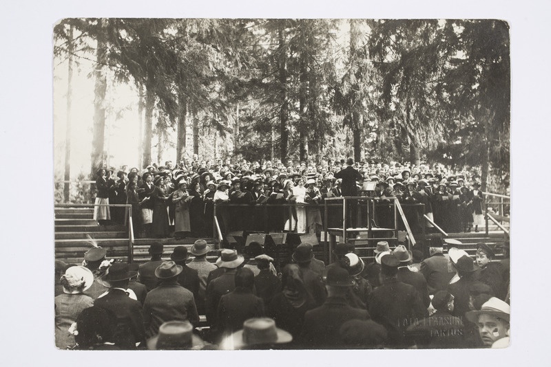Laulukoor, juhatab Awik Vahi mõisa peol 1914 (Foto J. Pääsuke)