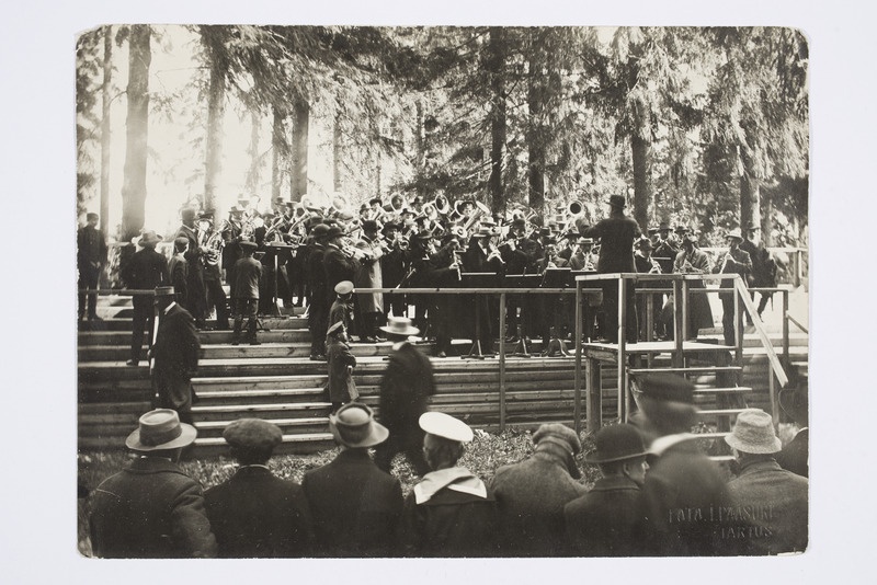 Muusikakoor Alba juhatusel, Vahi mõisa peol 1914 (Foto J. Pääsuke)