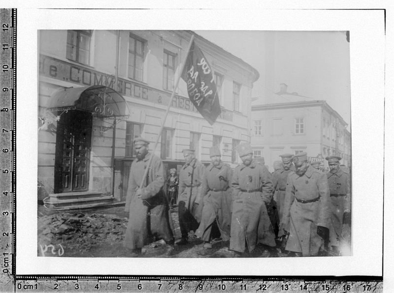 Veebruarirevolutsiooni sündmused Tartus: sõdurid Riia tänaval