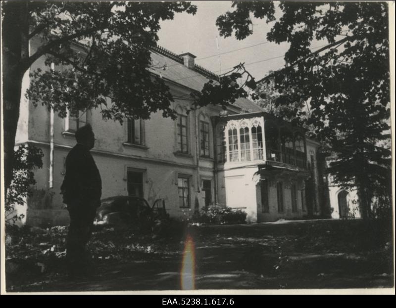 Lohu mõisa peahoone tagakülg, vasakul tundmatu mees