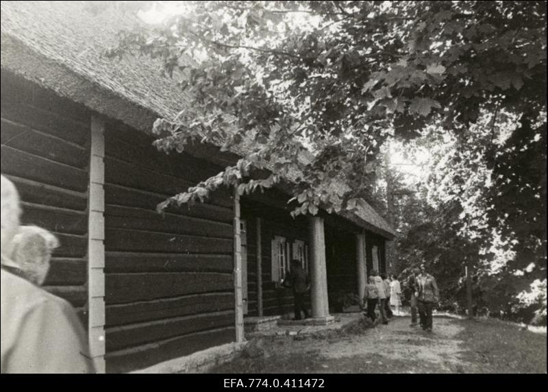 Eesti Geograafia Seltsi Lahemaa ekskursioonist osavõtjad  Altja kalurikülas kõrtsihoone juures.