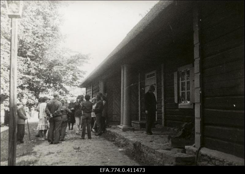 Eesti Geograafia Seltsi Lahemaa ekskursioonist osavõtjad  Altja kalurikülas kõrtsihoone ees.