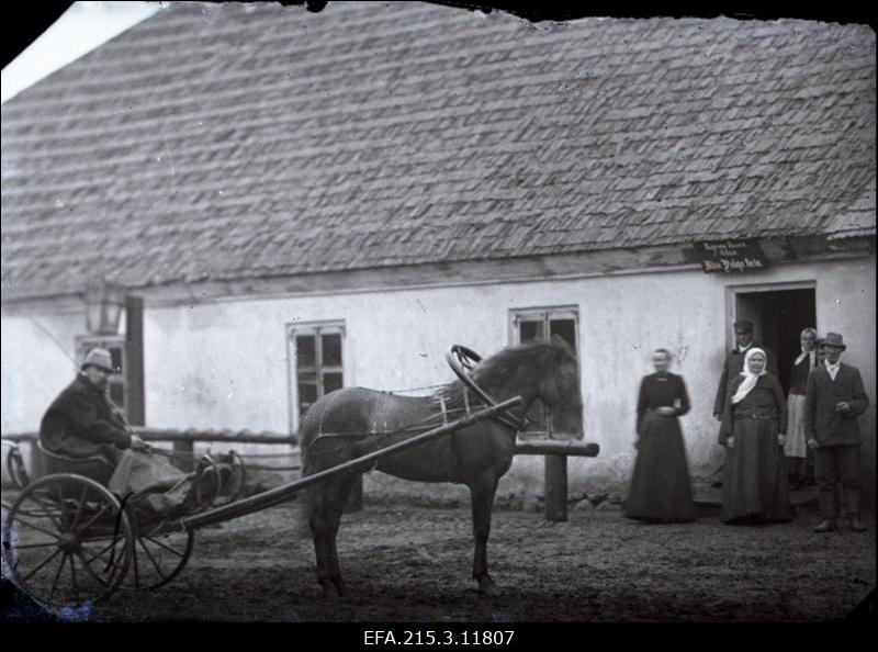 Hobukaarik Abja Paluoja kõrtsi ees.