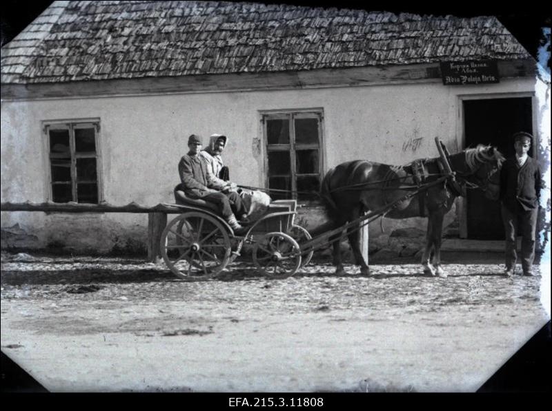 Hobuvanker Abja Paluoja kõrtsi ees.