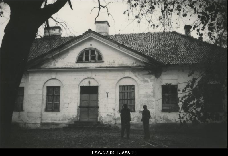 Põdruse hobupostijaam, esiplaanil kaks meest seljaga