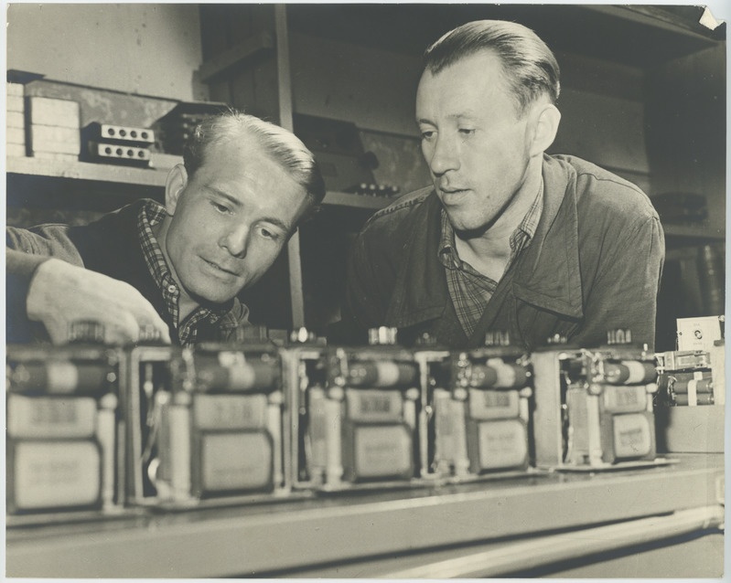 Tallinna Kontroll-Mõõduriistade Katsetehase parim monteerja Elmar Ilmjärv (vasakul) ja jaoskonna brigadir Fjodor Proškovitš.