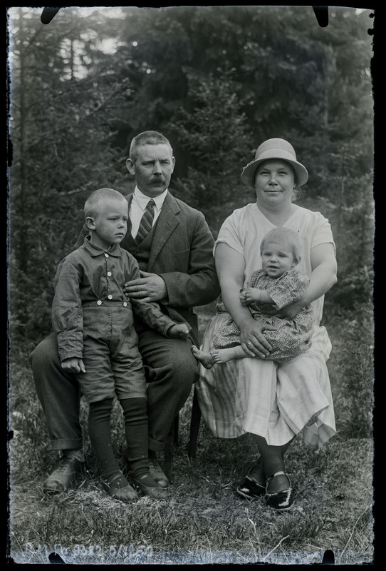 Perekonnaportree: mees ja naine kahe lapsega - tundmatud