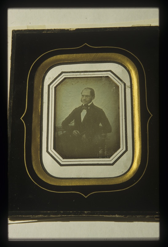 Fotomuuseumi ekspositsioonis olev vanim Eestis tehtud dagerrotüüp "Tallinna raehärra Alexander Hoeppener" (1850)