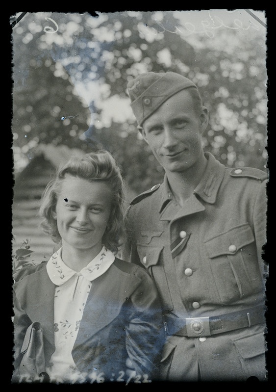 Kaksikportree: tundmatu naine ja tundmatu mundris noormees