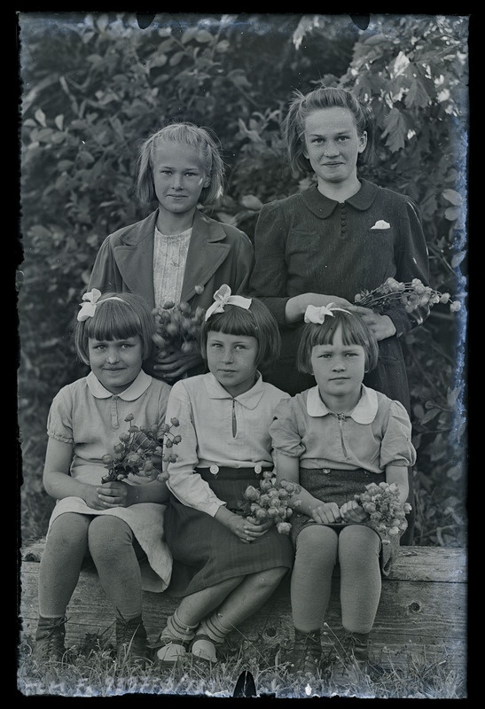 Grupiportree: perekond Veinbergi lapsed Nõmmelt