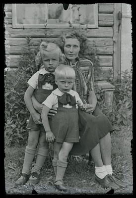 Perekond Niklus Nõrava külast  similar photo